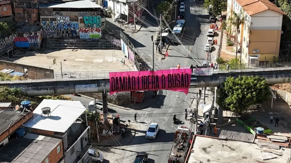 Faixa no Aglomerado da Serra, em Belo Horizonte, pedindo ao ao prefeito da cidade a tarifa zero no transporte por ônibus. Foto: Minha BH/Divulgação